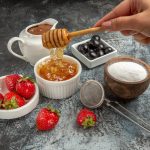 الحقيقة وراء السكر البني والعسل والفواكه