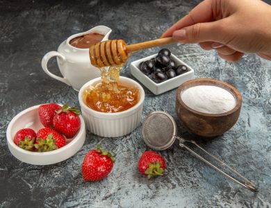 الحقيقة وراء السكر البني والعسل والفواكه