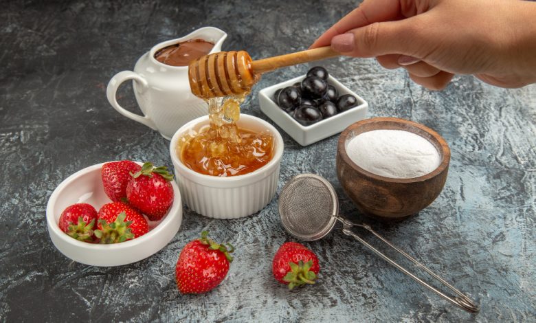 الحقيقة وراء السكر البني والعسل والفواكه