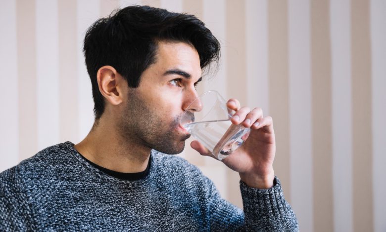 أهمية شرب الماء يوميًا وتأثيره على صحتك وجمالك